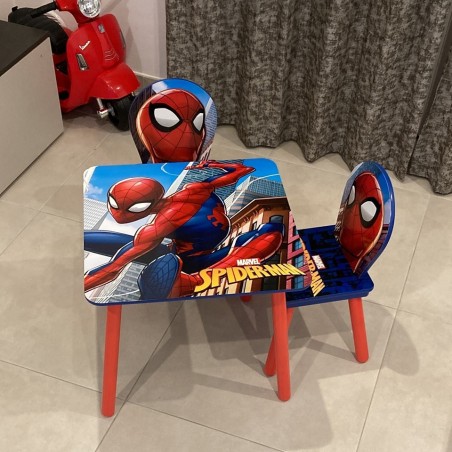 tavolo in legno con due sedie spiderman